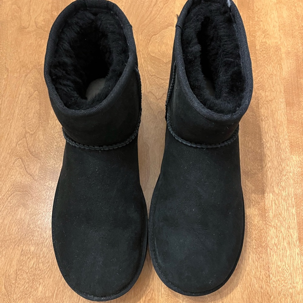 Women UGG Classic Mini 11 black suede short boot Size: 8 - Worn ONCE!